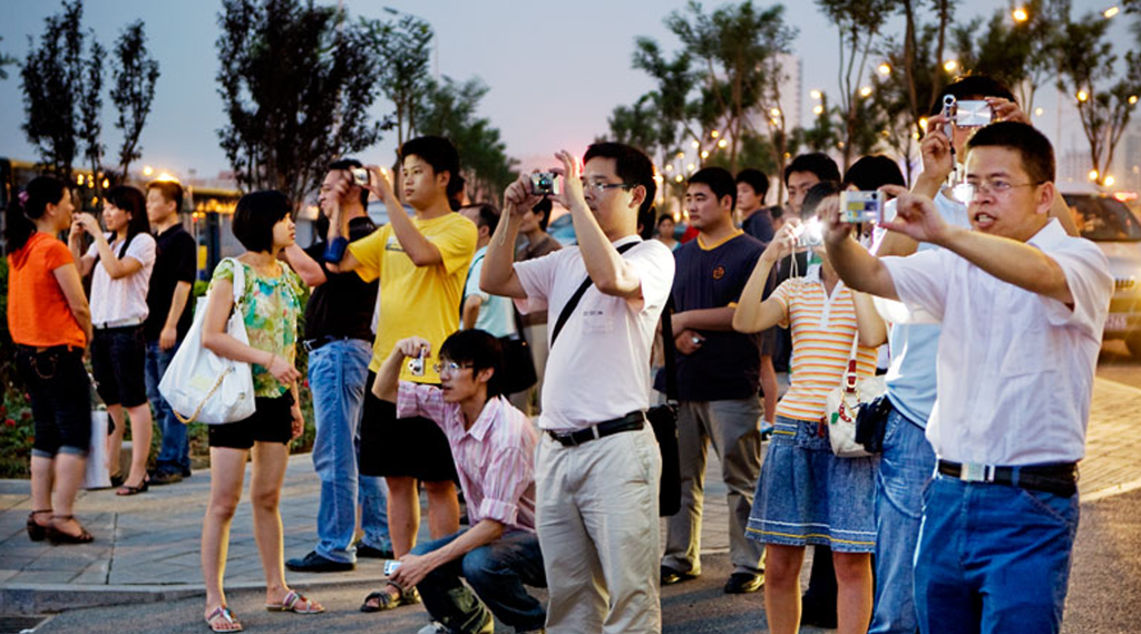 tourists_taking_photos